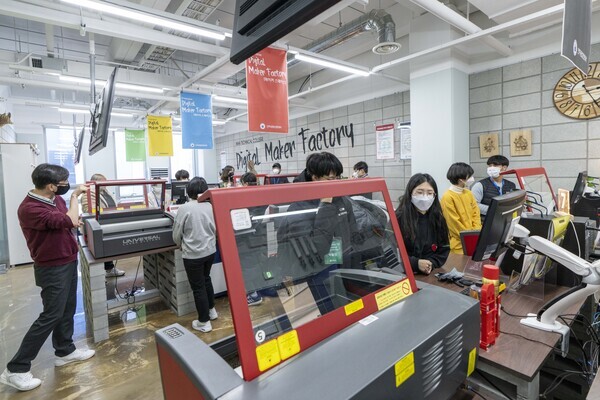 대학생활 체험 프로그램 참여 학생들이 지난 7일 진행된 레이저 가공실습을 하고 있다. 사진=인하공전 제공