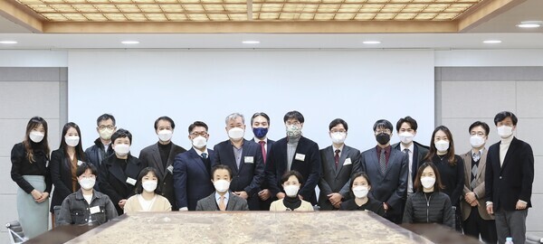 성신여대 감사심의자문위원·시민감사관 위촉식에서 참석자들이 기념촬영을 하고 있다. 사진=성신여대 제공