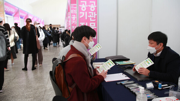 지난 12월 1일 대구가톨릭대 대강당에서 열린 ‘ESG 공공기관 직무박람회’에서 학생들이 NCS 채용 컨설팅을 받고 있다. 사진=대구가톨릭대 제공
