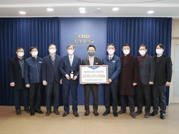 한국수력원자력 한강수력본부가 13일 강원대에 KNU 미래도서관 건립을 위한 대학발전기금 1억원을 전달했다. 발전기금