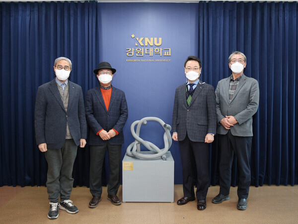 한영호(왼쪽에서 두번째) 강원대 미술학과 명예교수와 김헌영(〃 세번째)  총장 등이 17일  한 명예 교수의 작품 전달식이 끝난 뒤 기념촬영을 하고 있다. 사진=강원대 제공