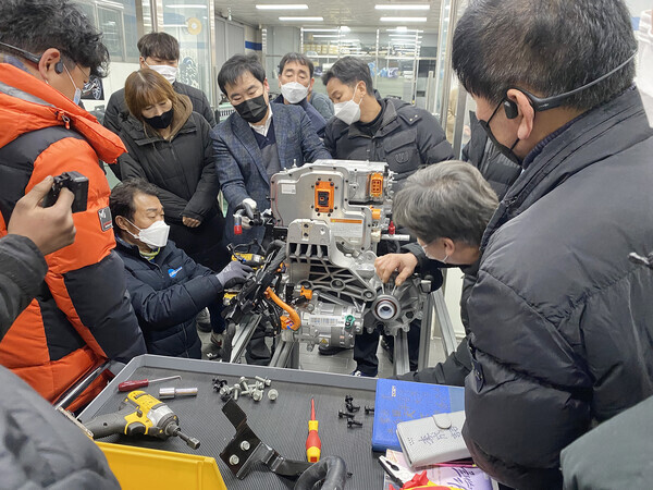 영남이공대가 실시한 고전원 전기자동차 기술교육에서 대구지역 자동차 정비서비스 분야에 재직 중인 교육생들이 전기자동차 고장진단실습을 하고 있다. 사진=영남이공대 제공