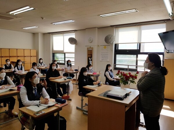 우리나라 중‧고등학생들의 학업성취도가 전반적으로 하락한 것으로 나타났다. 수학 기초학력이 미달 수준인 고2 학생은 13.5%에 달했고, 보통학력 이상 학생 비율은 전년 대비 7~8%포인트 감소했다. 사진은 마산제일여고 수업 모습. 사진=경남교육청 제공