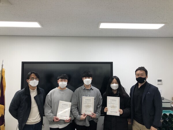 대한작업치료학회가 주관한 2021년 전국대학생캡스톤경진대회에서 수상한 경복대 학생들이 상장을 들고 기념촬영을 하고 있다. 사진=경복대 제공