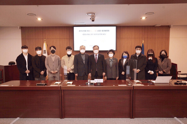 지난 17일 춘천시의회 소회의실에서 열린 '강원대학교 사회과학대학 춘천시의회 모니터링 보고회'를 마친 뒤 참석자들이 기념촬영을 하고 있다. 사진=강원대 제공