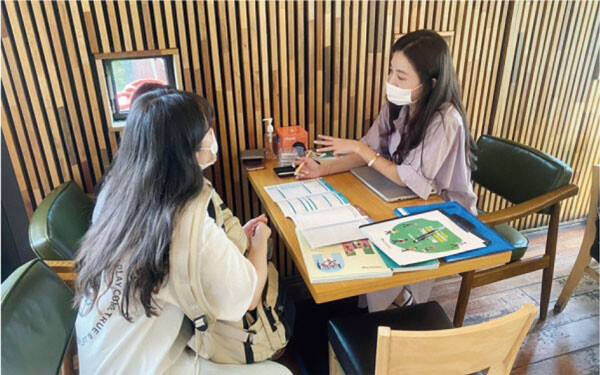 수험생을 대상으로 입학상담을 하고 있는 대구한의대 입학사정관
