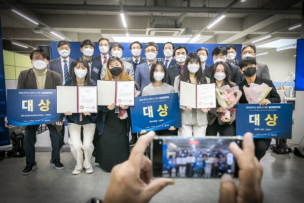 경희대 관계자들이 지난 13일 캠퍼스타운사업단 성과공유회가 끝난 후  기념촬영을 하고 있다. 사진=경희대 제공