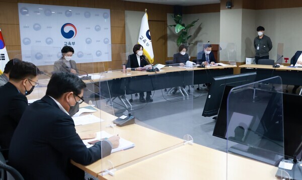 유은혜 부총리 겸 교육부 장관이 25일 열린 제23차 교육신뢰회복추진단 회의에서 모두발언을 하고 있다. 사진=교육부 제공