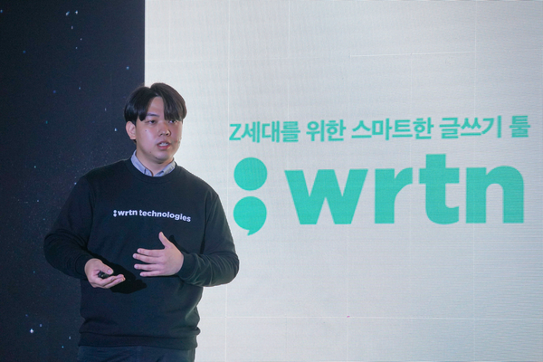 지난해 '도전! K-스타트업' 왕중왕전에서 최우수상을 수상한 뤼튼테크놀로지스의 이세영 대표가 뤼튼에 대해 설명하고 있다. 사진=연세대 제공