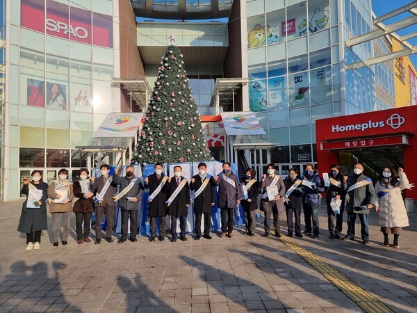 지난 28일 인천대 박종태 총장과 이호철 대외협력부총장, 교직원들이 인천 연수구 스퀘어원 광장에서 '인천대 공공의대 설립' 추진을 위한 홍보 활동을 진행하고 있다. 사진=인천대 제공