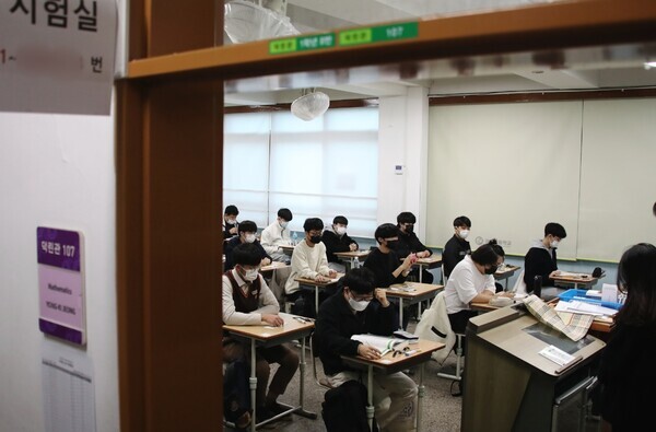 지난해 11월 18일 광주 광덕고에서 실시된 2022학년도 수능 시험장. 수험생들이 시험이 시작되기를 기다리고 있다. 사진=광주시교육청 제공