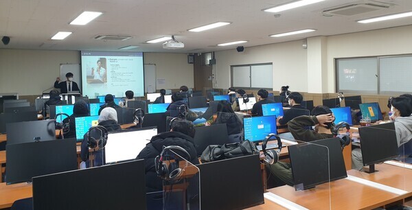 창원대 산학협력단 산학융합기술교육센터가 마련한 'Unity기반 AR·VR·메타버스 콘텐츠 제작 기초과정'에 참여한 학생들이 강의를 듣고 있다. 사진=창원대 제공