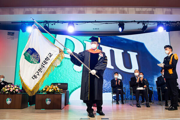 변창훈 대구한의대 총장이 5. 기우항 이사장으로부터 교기를 인계받은 