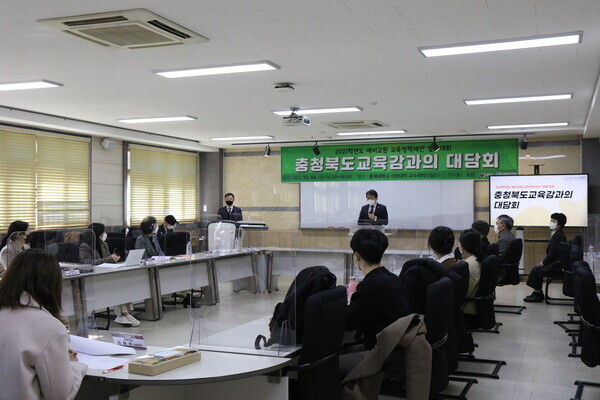 김병우 층븍더교육감이 4일 열린 '충북도교육감과의 대담회'에서 축사를 하고 있다. 사진=충북대 제공