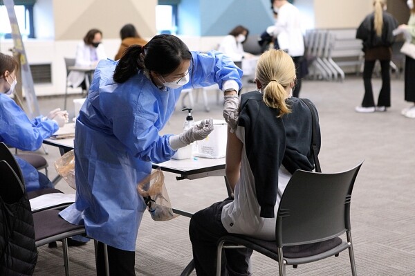 대학이 오미크론 변이 확산에 탄력적으로 대비할 비상대응계획인 ‘업무연속성계획(BCP, Business Continuity Plan)’을 2월중 수립, 오는 1학기부터 학사 운영에 반영한다. 사진은 지난 해 10월 숭실대 한경직기념관에서 열린 외국인 학생 백신 접종 모습. 사진=숭실대 제공