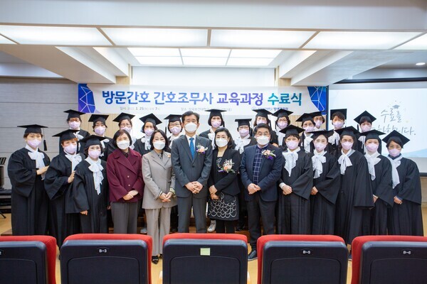 삼육보건대 5기 방문간호 간호조무사 교육과정을 수료한 교육생들이 기념사진을 촬여하고 있다. 사진=삼육보건대 제공