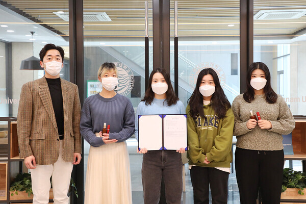 습윤 밴드용 조성물을 개발해 특허를 출원한 이종민 지도교수와 이유미, 이진희, 김미량, 김유진 씨(왼쪽부터). 사진=영남이공대 제공
