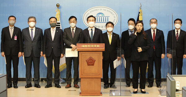 국가거점국립대총장협의회가 기자회견을 열고 ‘제20대 대통령 고등교육 대선 공약’을 제안하고 있다. 사진=경상국립대 제공