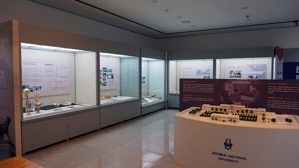 전대역사 특별전 'Be With You, 전북대학교' 전시장 모습. 사진=전북대 제공