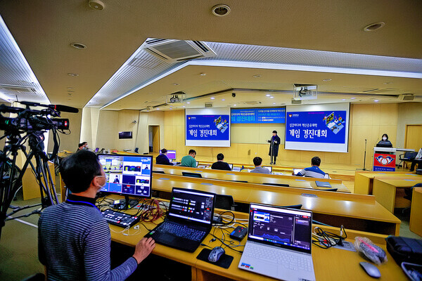 경희대 실감미디어 혁신공유대학 사업단이 최근 주최한 '제1회 실감미디어 혁신공유대학 게임 경진대회'에서 교수들이 심사를 하고 있다. 사진=경희대 제공