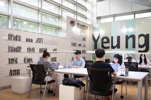 영남대 중앙도서관에서 공부하고 있는 학생들(사진=영남대 제공). 사진은 기사와 관계없음