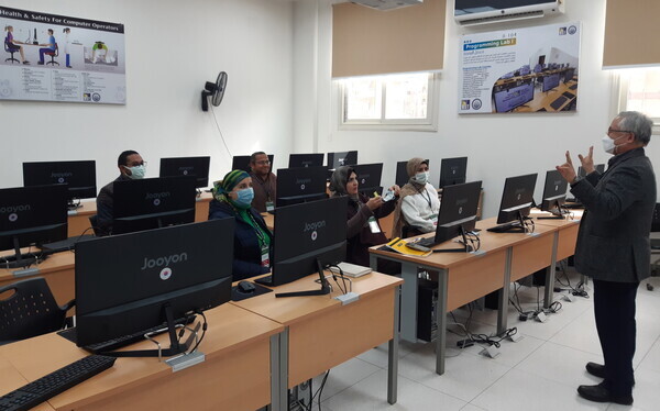 한국기술교육대 개도국기술이전연구소 관계자가 이집트 베니수에프 기술대학교 교수와 교직원을 대상으로 현지연수를 실시하고 있다. 사진=한국기술교육대 제공