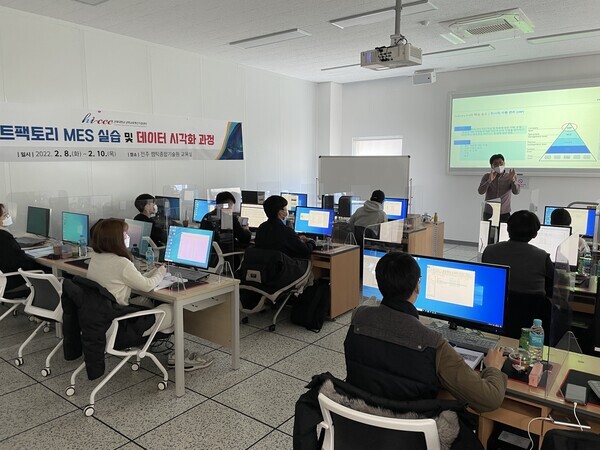 전북대 공학교육혁신선도센터가 마련한 ‘스마트팩토리 MES 실습 및 데이터 시각화 과정’ 교육 모습. 사진=전북대 제공
