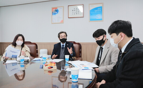 이장호 군산대 9개 총장 임용후보자가 11일 진행된 간담회에서 2022학년도 신임 총학생회 대표자들과 대학 관련 건의안에 대해 논의하고 있다. 사진=군산대 제공 