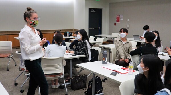 선문대 학생들이 미국 하와이주립대에서 영어 수업에 참여하고 있다. 사진=선문대 제공