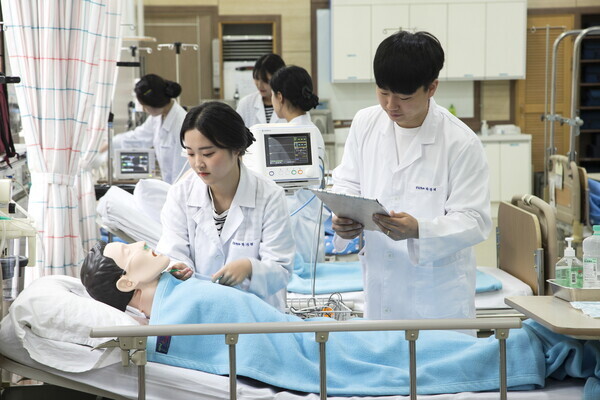 충북보건과학대 간호학과 학생들이 실습을 하고 있다. 사진=충북보건과학대 제공