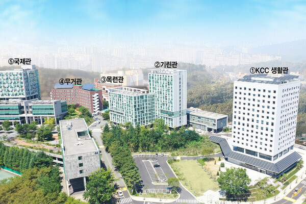 KCC 지원으로 건립된 (오른쪽부터) 울산대 KCC생활관, 기린관, 목련관, 무거관, 국제관 등 5개 학생생활관으로 이뤄진 울산대 기숙사 단지. 사진=울산대 제공