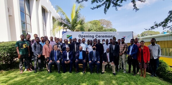 탄자니아 아루샤공과대에서 열린 IEEP 개소식에서 참석자들이 기념촬영을 하고 있다. 사진=한양대 제공