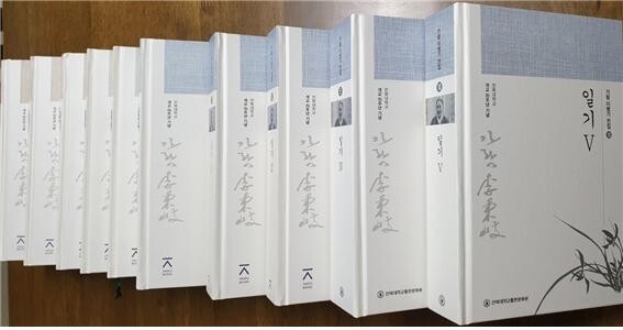 가람 이병기의 평소 품성을 감안해 백의민족의 한복 이미지를 상징적으로 표현한 『가람 이병기 전집』 표지. 사진=전북대 제공