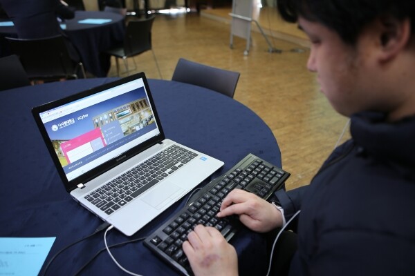 강남대, 나사렛대, 부산대, 대구대, 전북대, 제주대 6개 대학이 장애대학생 진로‧취업 지원 사업 수행대학으로 선정됐다. 사진은 UD기반 무장애 학습관리시스템(LMS)을 시연하는 나사렛대 장애대학생. 사진=나사렛대 제공