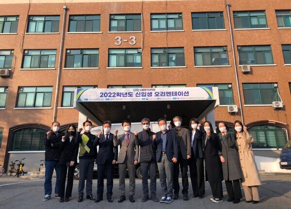 전북대 식물방역대학원 신입생 오리엔테이션을 주관한 대학원 관계자들이 기념촬영하고 있다. 사진=전북대 제공