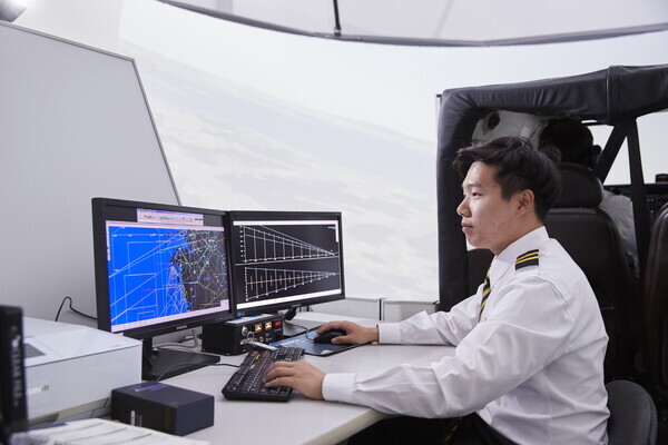 극동대 항공대학 학생이 실습을 하고 있다. 사진=극동대 제공