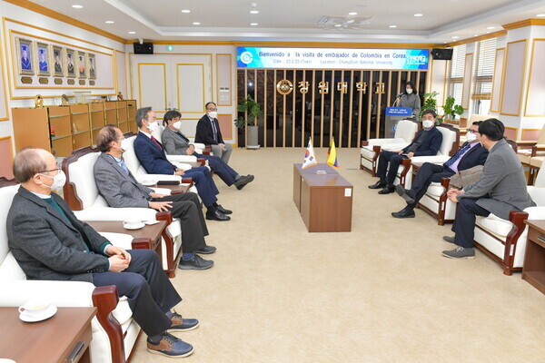 후안 카를로스 카이사 로세로(오른쪽 가운데) 주한콜롬비아 대사가 창원대를 방문해 창원대 관계자들과 한-콜롬비아 간 우호증진과 협력방안 등에 대해 논의하고 있다. 사진=창원대 제공