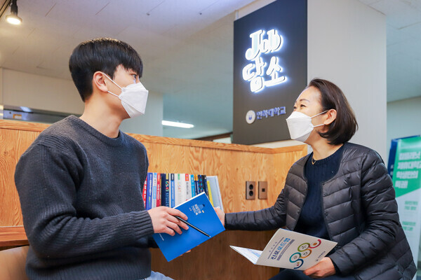 인하대 대학일자리센터가 운영하는 ‘잡(JOB)담소’에서 취업컨설턴트(오른쪽)가 학생에게 취업 관련 정보를 제공하고 있다. 사진=인하대 제공