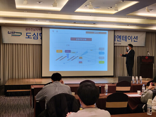 광주전남혁신플랫폼은 지난 25일 광주전남혁신 융합전공 첫 신입생 오리엔테이션을 진행했다. 광주전남혁신플랫폼 관계자가 융합전공에 대해 설명하고 있다. 사진=광주전남혁신플랫폼 제공