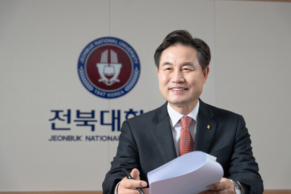 김동원 국가거점국립대 총장협의회장이 대학저널과의 인터뷰에서 “대학 간의 경쟁구도에서 벗어나 이제는 공유와 협력만이 대학 위기를 극복해낼 수 있다”고 밝히고 있다.