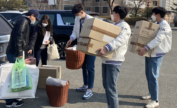 목원대 생활관 인근 주차장에서 총학생회 학생들이 기숙사 입사자의 이삿짐을 운반해주고 있다. 사진=목원대 제공