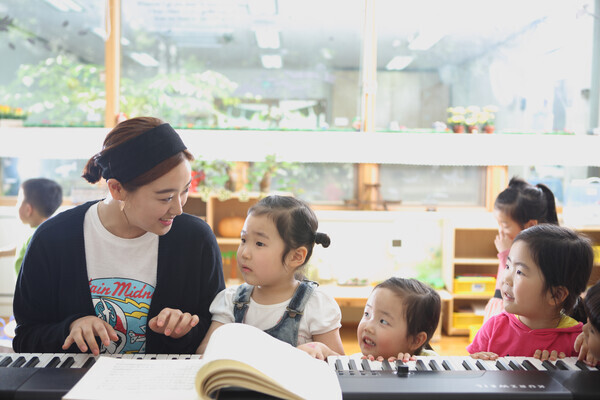 전문대학 유아교육과 교수들이 지난 2월 16일 발표된 5주기(2017∼2020) 교원양성기관 역량진단 결과에 대해 “신뢰성이 담보되지 않고 실효성 없는 정성평가 지표를 폐지하라”고 촉구했다. 사진은 전문대 유아교육과 학생이 유치원에서 실습을 진행하고 있는 모습. 사진=전문대교협 제공