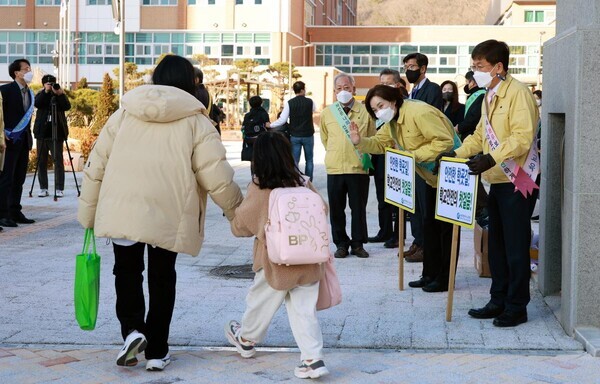 교육부는 3일 ‘오미크론 대응 새 학기 학교방역 추진 현황’을 통해 각 시·도교육청과 지역 내 일반대와 전문대가 협업해 간호·보건계열 학생을 유치원과 초·중등학교에 전담 방역인력으로 지원하기로 했다고 밝혔다. 사진은 지난 2일 유은혜 부총리 겸 교육부 장관이 세종 집현초등학교 학생들에게 인사를 건내고 있는 모습. 사진=교육부 제공