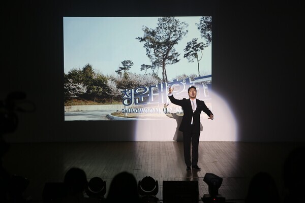 청운대 신입생 입학식과 오리엔테이션 행사에서 오페라마 토크콘서트 ‘정신나간 작곡가와 Kiss하다’ 공연이 열리고 있다. 사진=청운대 제공