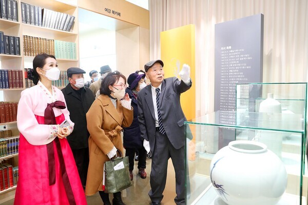 원용우(오른쪽) 시인이 경동대학교 여강문학과에 전시된 작품을 소개하고 있다. 사진=경동대 제공