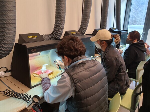 3D프린팅 후가공 교육 프로그램 참가자가 3D프린팅을 활용해 작품을 제작하고 있는 모습. 위 사진은 기사의 특정한 내용과 관련 없음. 사진=계원예술대 제공