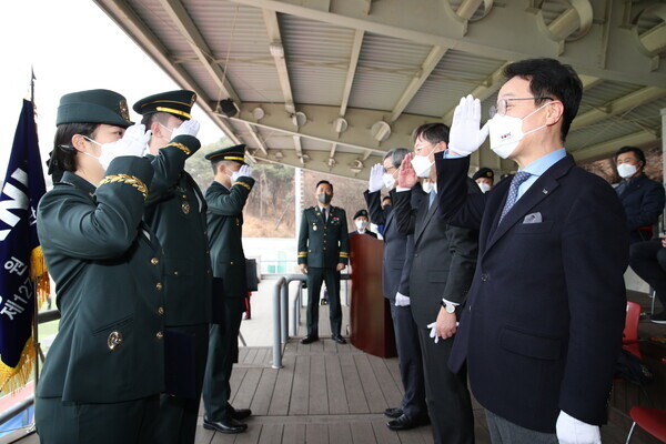 8일 열린 강원대 제127학군단이 ‘학군사관 60기 임관식’에서 졸업생들이 김헌영 총장에게 거수경례를 하고 있다. 사진=강원대 제공