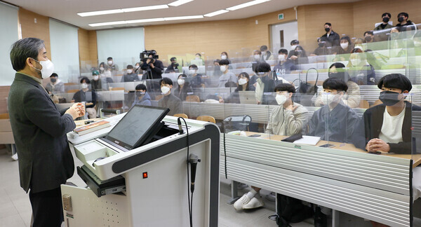 이호상 울산대 교수가 8일 '창업비즈니스모델 설계 및 개발' 수업을 계단식 강의실에서 진행하고 있다. 사진=울산대 제공