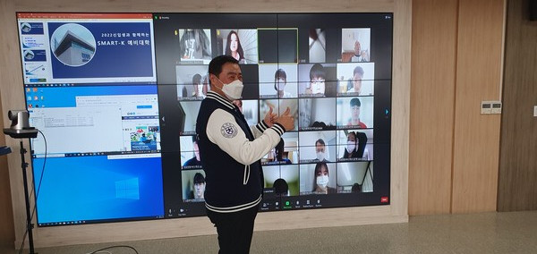 류기일 극동대 총장이 ‘SMART-K 2회차 예비대학 프로그램’에서 학생들과 대화를 나누고 있다. 사진=극동대 제공