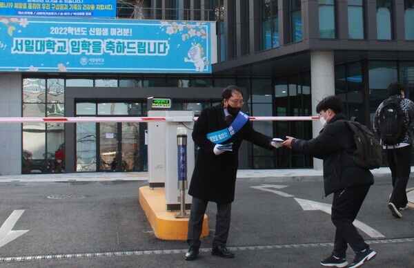 김영철 총장이 등교 중인 학생들에게 마스크를 나눠주고 있다. 사진=서일대 제공
